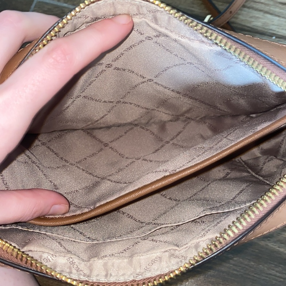 🌵Michael Kors White and Tan Crossbody Bag! - Picture 6 of 13
